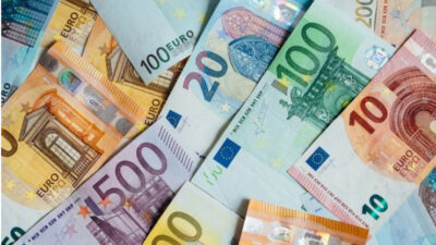 Euro'nun dolar karşısında güçlenmeye başlamasıyla birlikte Euro 48.2954 lirayla rekor