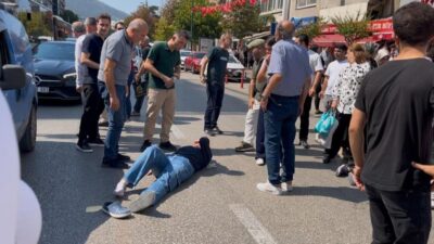 Bursa’da alt geçit yerine cadde üzerinden geçmeye çalışan iki kadına