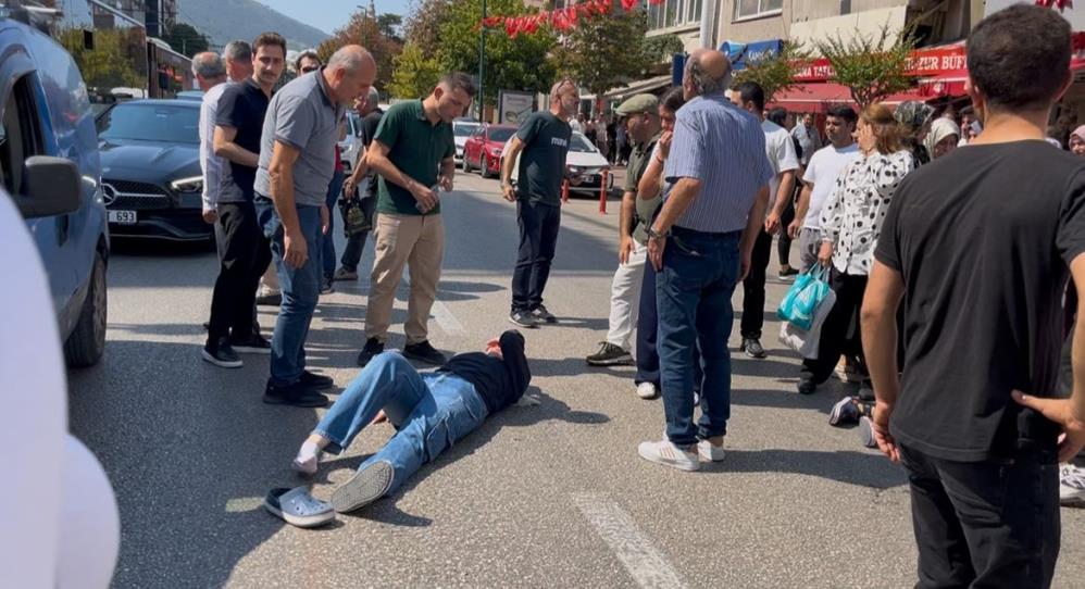 Bursa’da alt geçit yerine cadde üzerinden geçmeye çalışan iki kadına