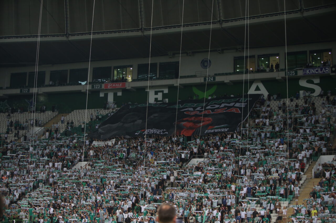 Bursaspor’un Söğütspor’u 7-0 mağlup ederek 2.tura yükseldiği karşılaşmada tribünler yine