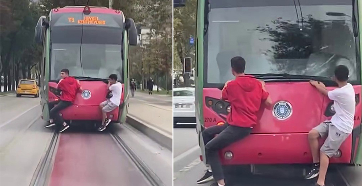Bursa’da iki çocuk seyir halindeki tramvayın arkasına takılarak yolculuk yaptı.
