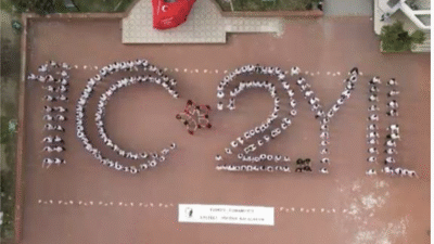 Bursa’da lise öğrencileri, 102. yıl için kırmızı-beyaz koreografiyle gökyüzüne mesaj