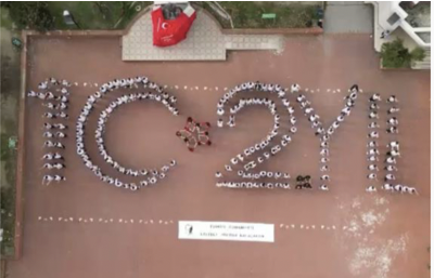 Bursa’da lise öğrencileri, 102. yıl için kırmızı-beyaz koreografiyle gökyüzüne mesaj