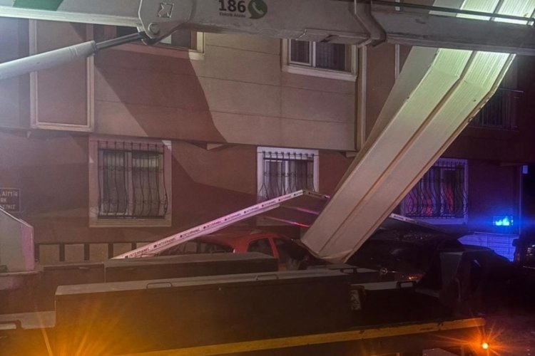 Bursa'nın Orhangazi ilçesinde gece saatlerinde meydana gelen olayda, bir apartmanın