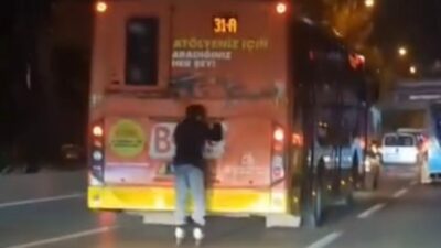  Bursa'da otobüsün arkasına tutunarak patenle yolculuk yapan genç, trafikte