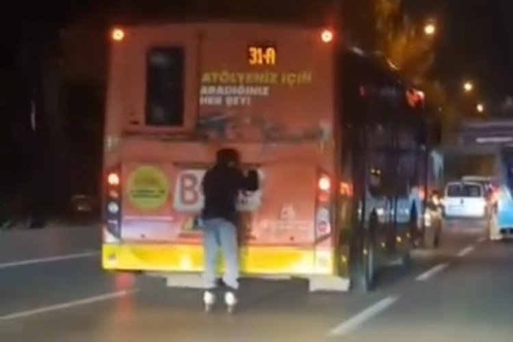  Bursa'da otobüsün arkasına tutunarak patenle yolculuk yapan genç, trafikte