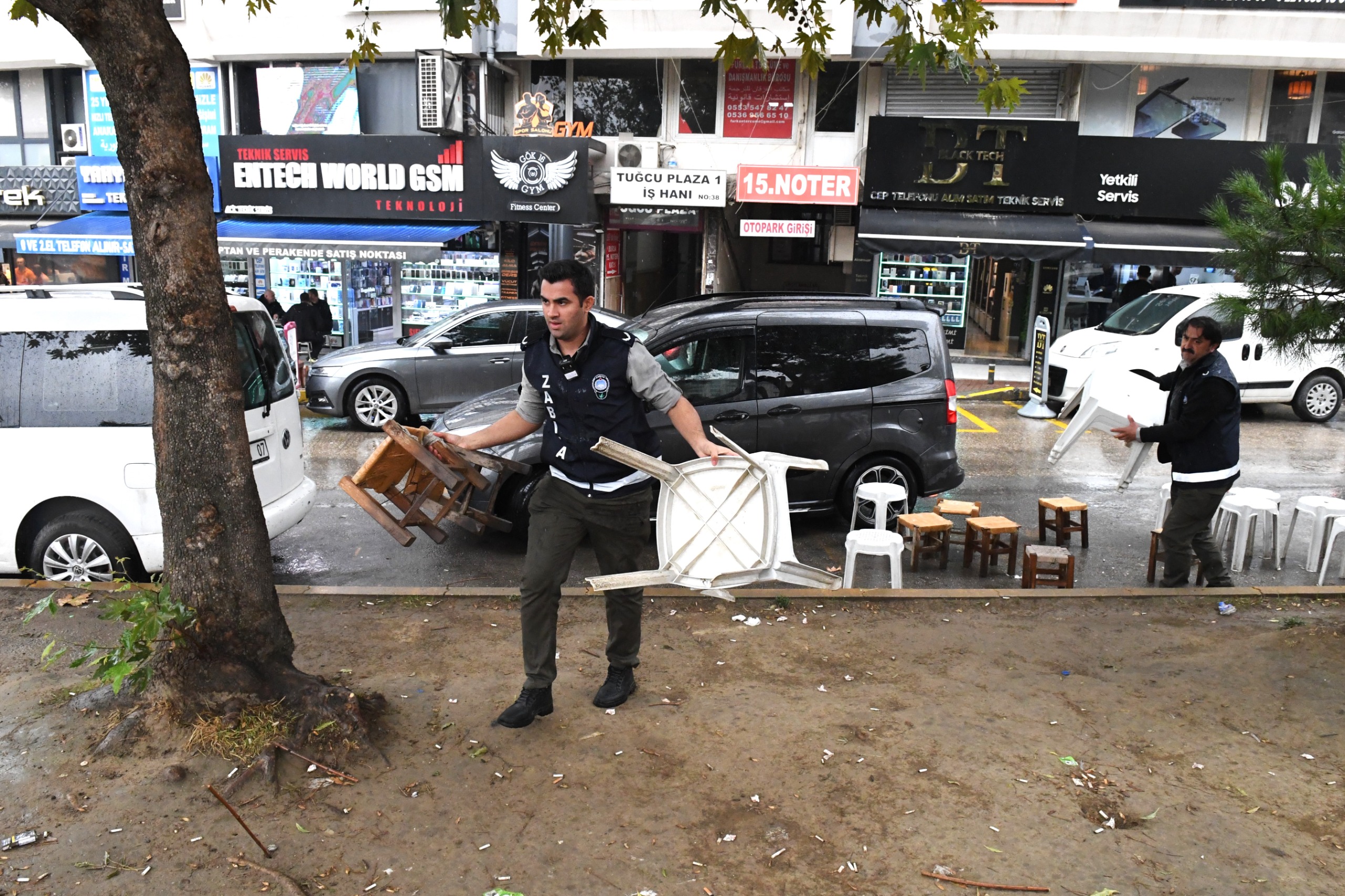 Osmangazi Belediyesi Zabıta Müdürlüğü’ne bağlı ekipler, kaldırım ve yolları işgal