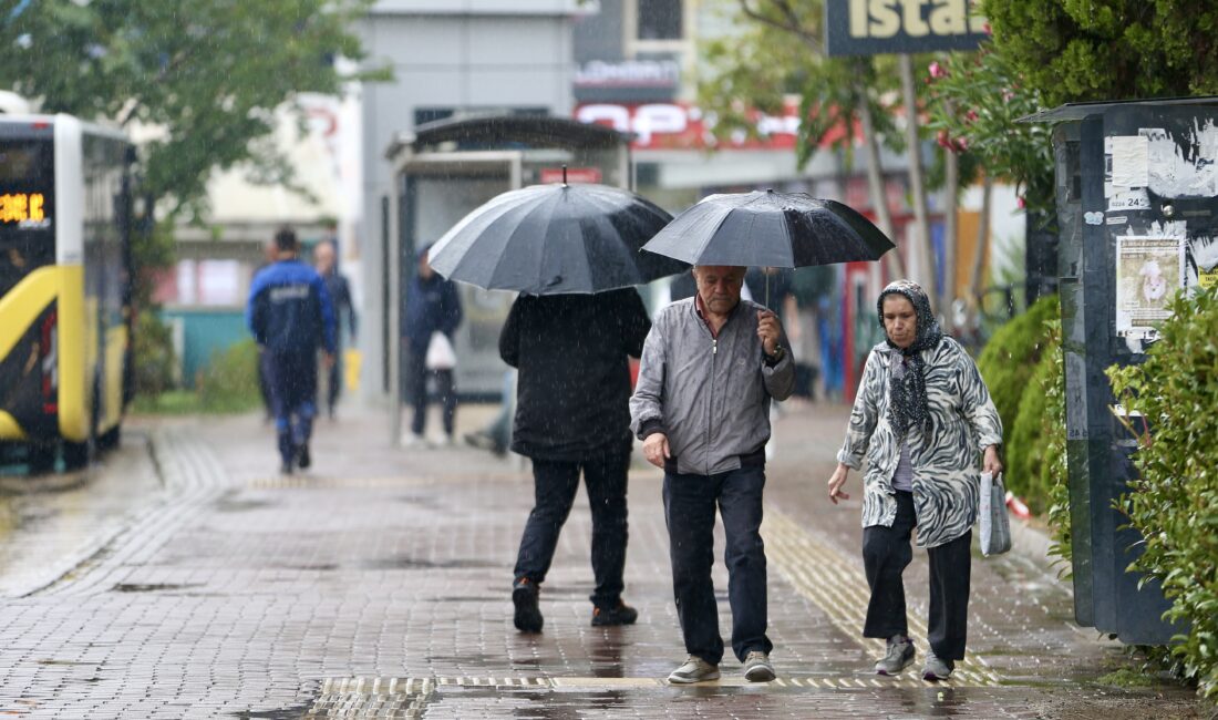 Bursa'da sabah saatlerinden itibaren sağanak etkili oluyor.
