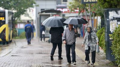 Bursa'da sabah saatlerinden itibaren sağanak etkili oluyor.

