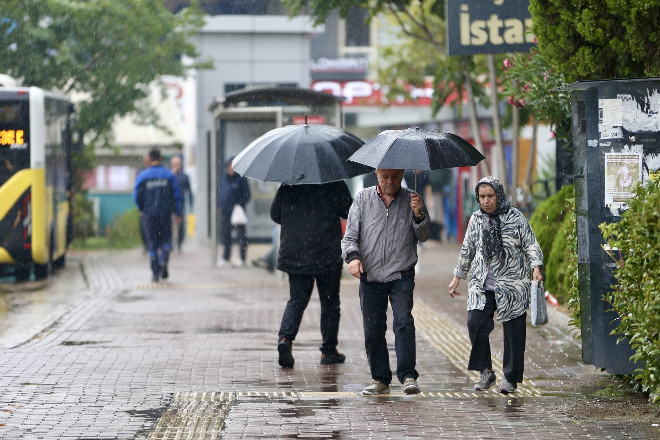 Bursa'da sabah saatlerinden itibaren sağanak etkili oluyor.
