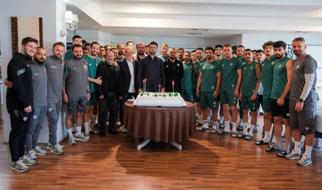 Bursaspor, Kırklarelispor maçı hazırlıklarını sürdürürken, antrenman sonrası Başkan Enes Çelik’e