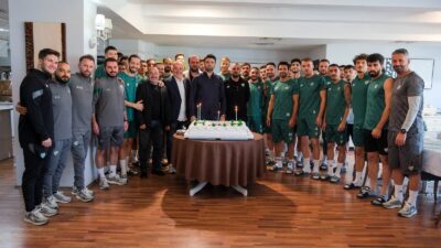Bursaspor, Kırklarelispor maçı hazırlıklarını sürdürürken, antrenman sonrası Başkan Enes Çelik’e