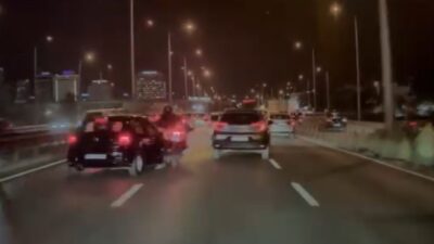 Nilüfer ilçesinde şerit değiştirmek isteyen otomobil, seyir halindeki motosikletliye çarptı.