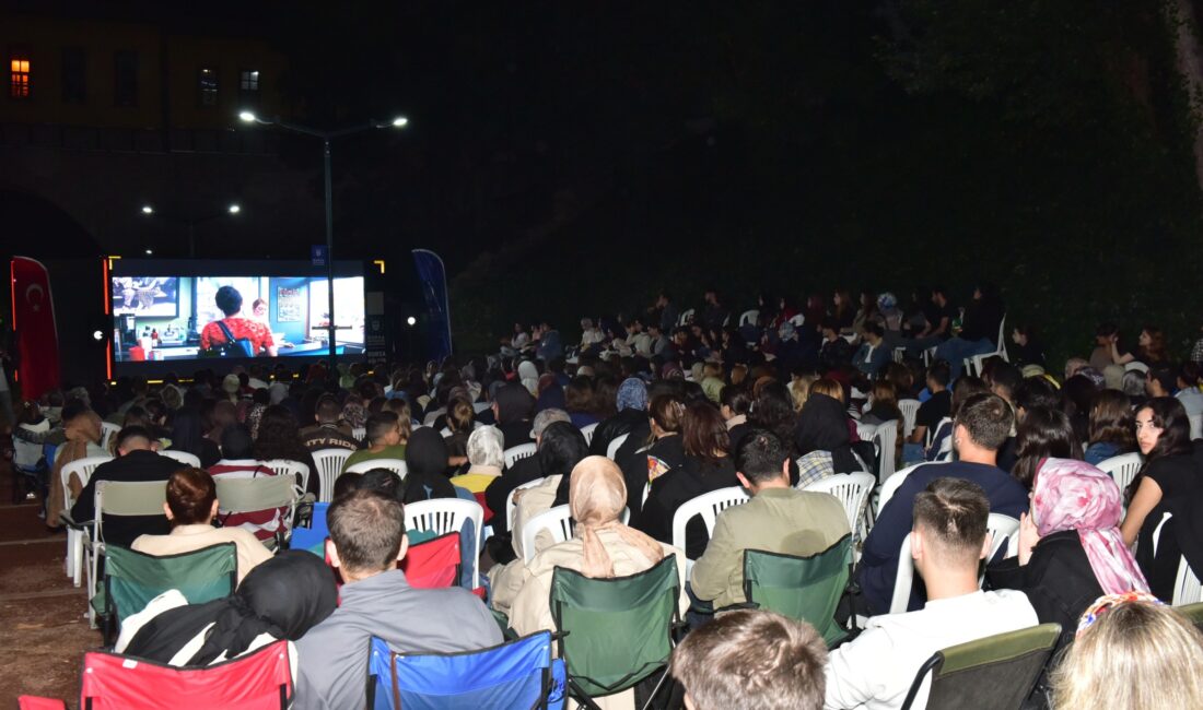 Bursa Büyükşehir Belediyesi'nin düzenlediği "Bursa Sinema Günleri" etkinliği, Irgandı Köprüsü'nde