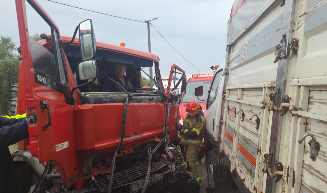 Orhangazi-İznik yolunda traktör taşıyan çekici ile kamyonetin kafa kafaya çarpıştığı