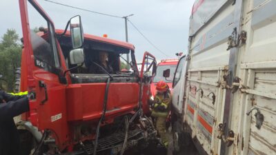 Orhangazi-İznik yolunda traktör taşıyan çekici ile kamyonetin kafa kafaya çarpıştığı