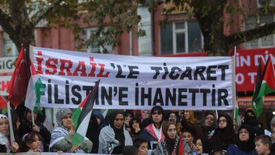 Bursa’da, İsrail’in Gazze’ye yönelik saldırılarının yıldönümünde düzenlenen yürüyüşte, Filistin’e destek
