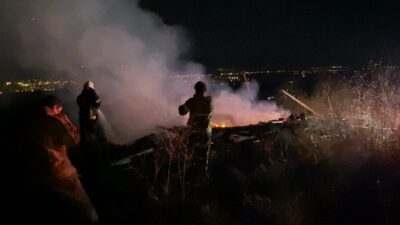 İnegöl’ün İsaören Mahallesi'nde tarlada çıkan yangında iki baraka tamamen yandı.