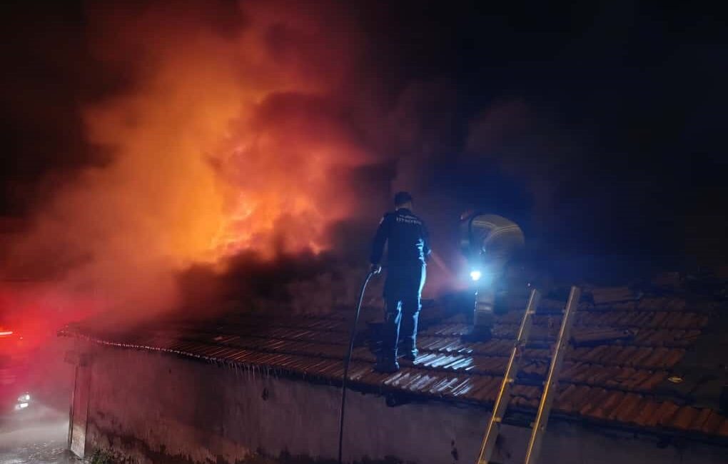 Bursa’da 4 dükkan alevlere teslim oldu Bursa’da otomotiv yedek parça satışı yapılan bir iş yerinde çıkan