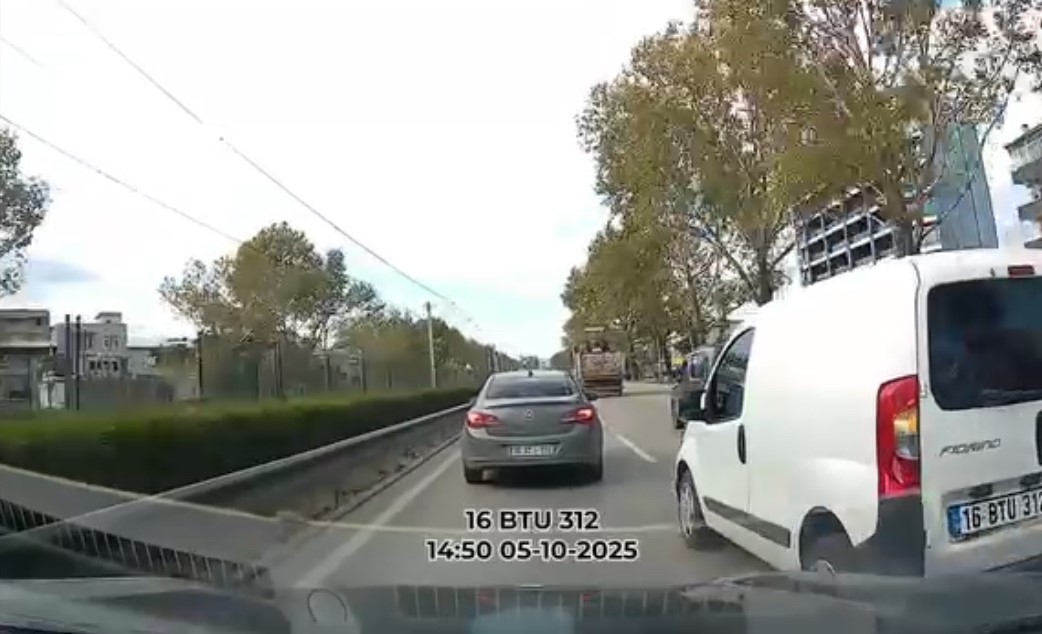 Bursa’da anayolda makas atan ticari aracın sürücüsü yürekleri ağza getirdi.