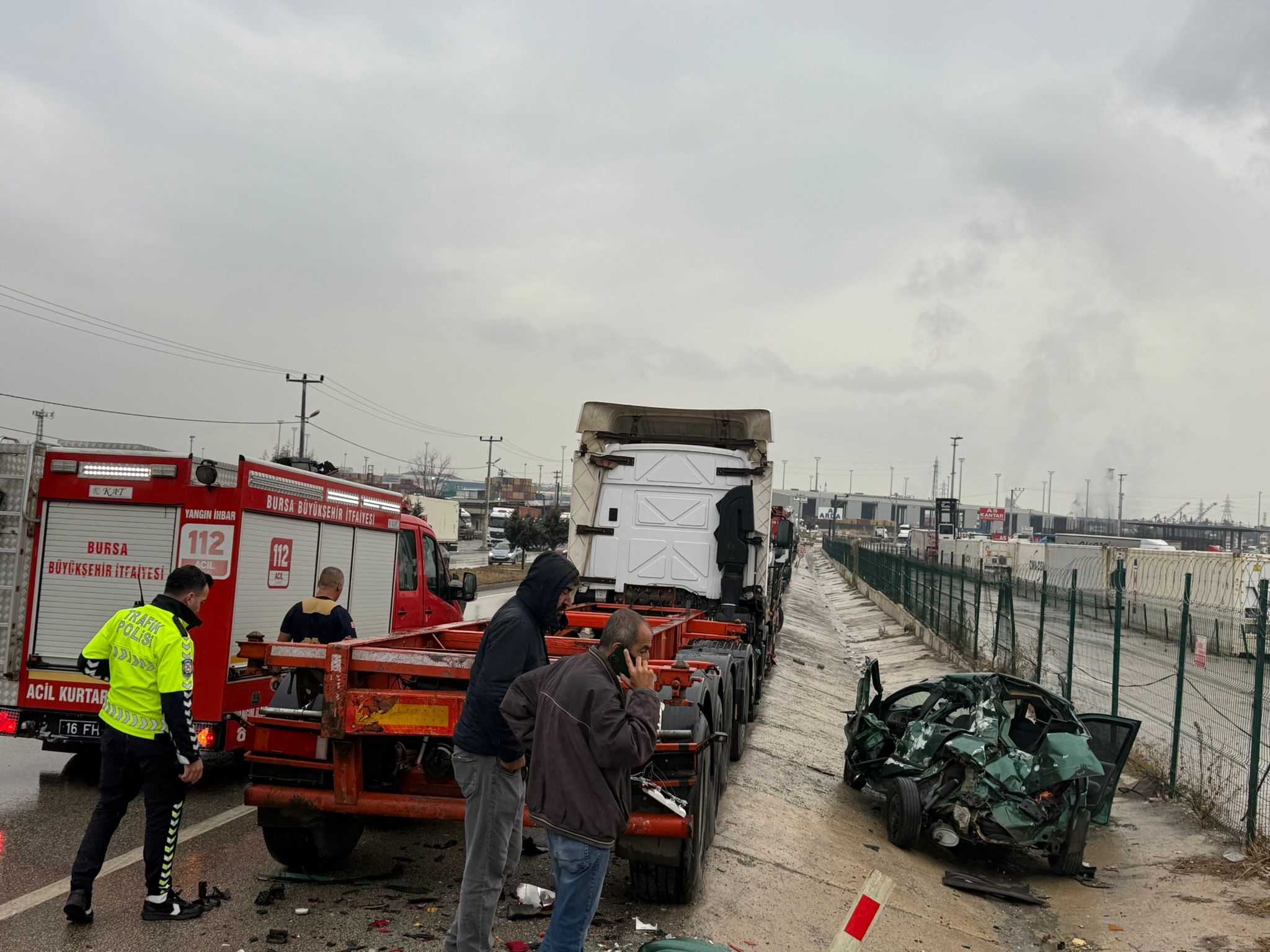Bursa’nın Gemlik ilçesinde otomobil, yol kenarında park halindeki tır ile