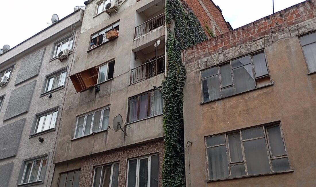 Bursa’nın Yıldırım ilçesi'nde bulunan 4 katlı bir apartmanda, kimsesiz bir