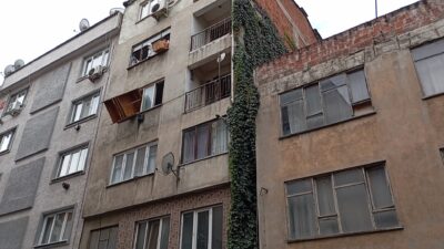 Bursa’nın Yıldırım ilçesi'nde bulunan 4 katlı bir apartmanda, kimsesiz bir
