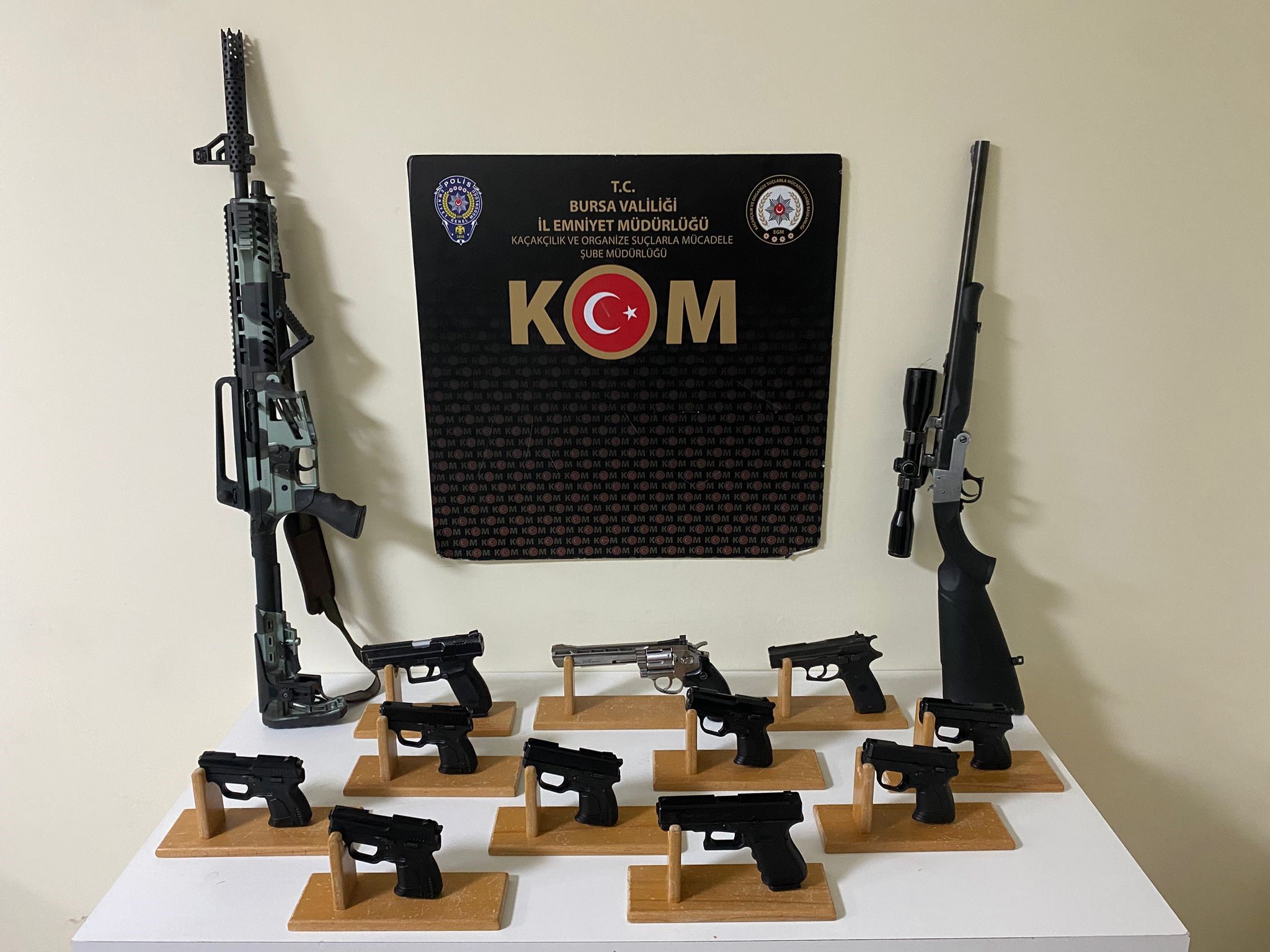 Bursa'nın Gemlik ilçesinde düzenlenen operasyonda silah imalatı ve ticareti yaptıkları