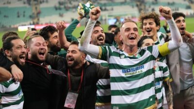 Bursasporlu futbolcular Bursa Büyükşehir Belediyesi tarafından Kültürpark’ta kurulan Yeni Yıl