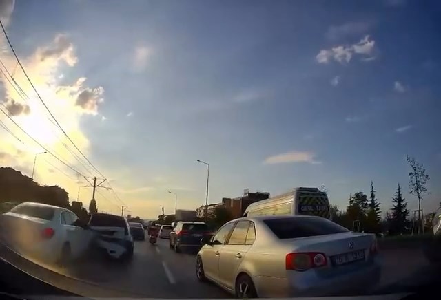 Bursa'nın Nilüfer ilçesinde yoğun trafikte meydana gelen zincirleme kazada 5’ten