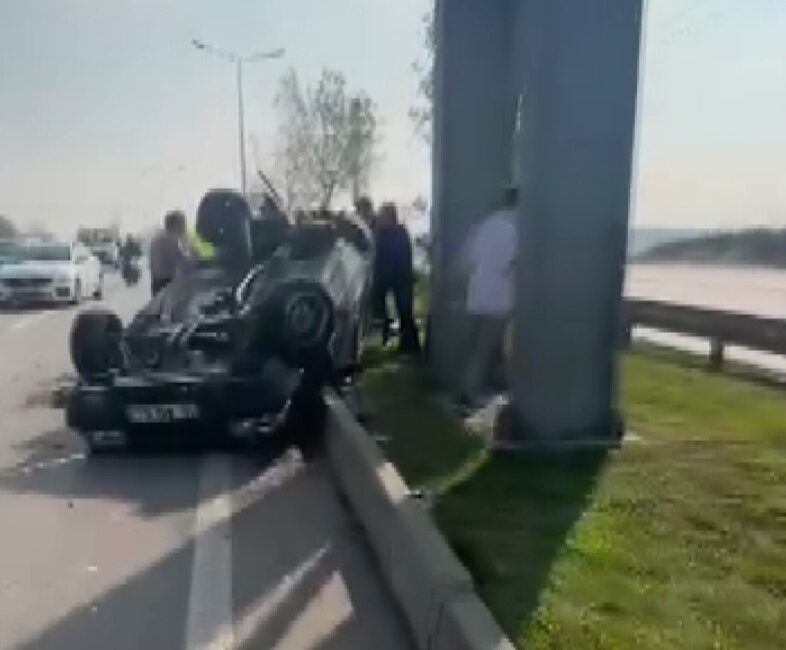 Bursa’nın Nilüfer ilçesinde kontrolden çıkan bir otomobil, refüje çarpıp takla