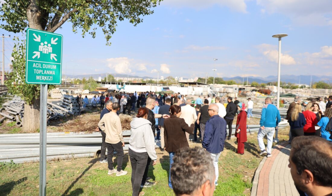 Bursa Büyükşehir Belediyesi, ek hizmet binasında tahliye tatbikatı gerçekleştirdi. Tatbikatta