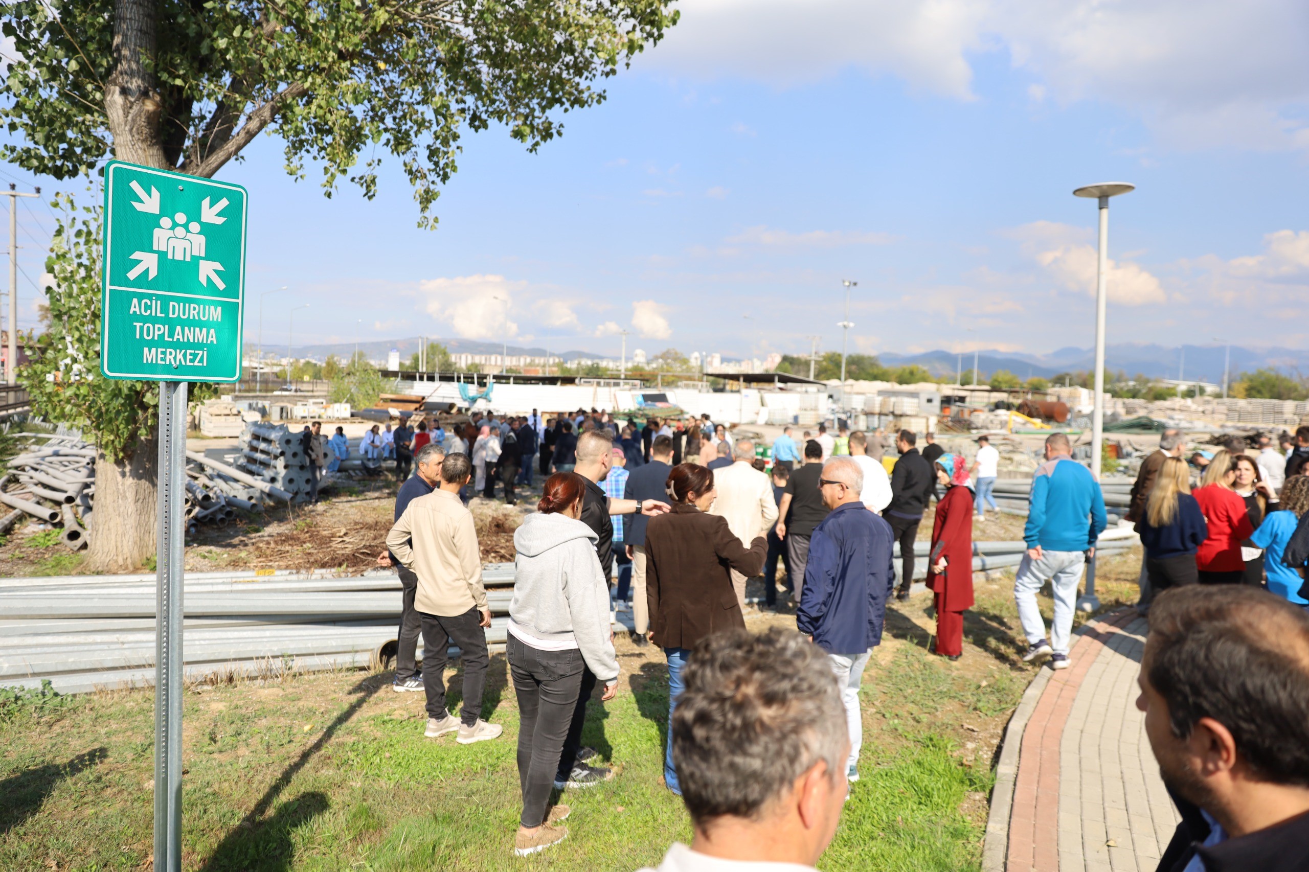 Bursa Büyükşehir Belediyesi, ek hizmet binasında tahliye tatbikatı gerçekleştirdi. Tatbikatta