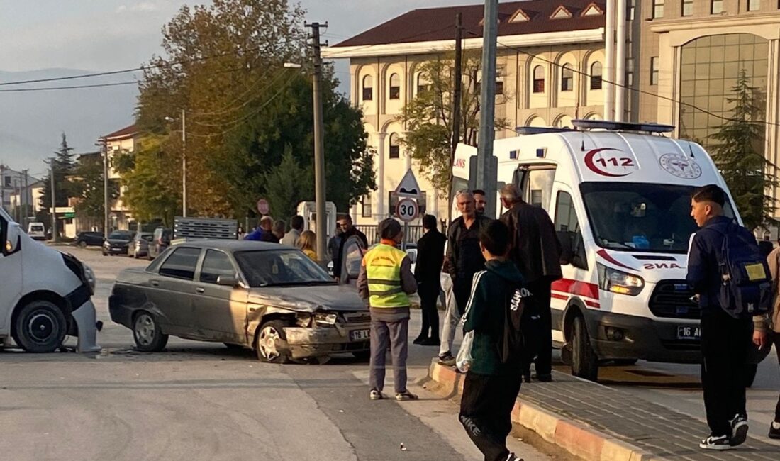 İnegöl’de ara sokaktan çıkan servis minibüsü ile otomobilin çarpışması sonucu