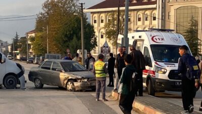 İnegöl’de ara sokaktan çıkan servis minibüsü ile otomobilin çarpışması sonucu
