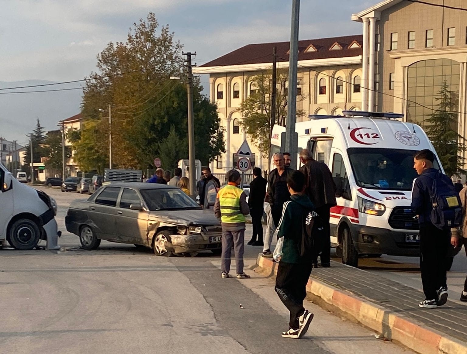 İnegöl’de ara sokaktan çıkan servis minibüsü ile otomobilin çarpışması sonucu