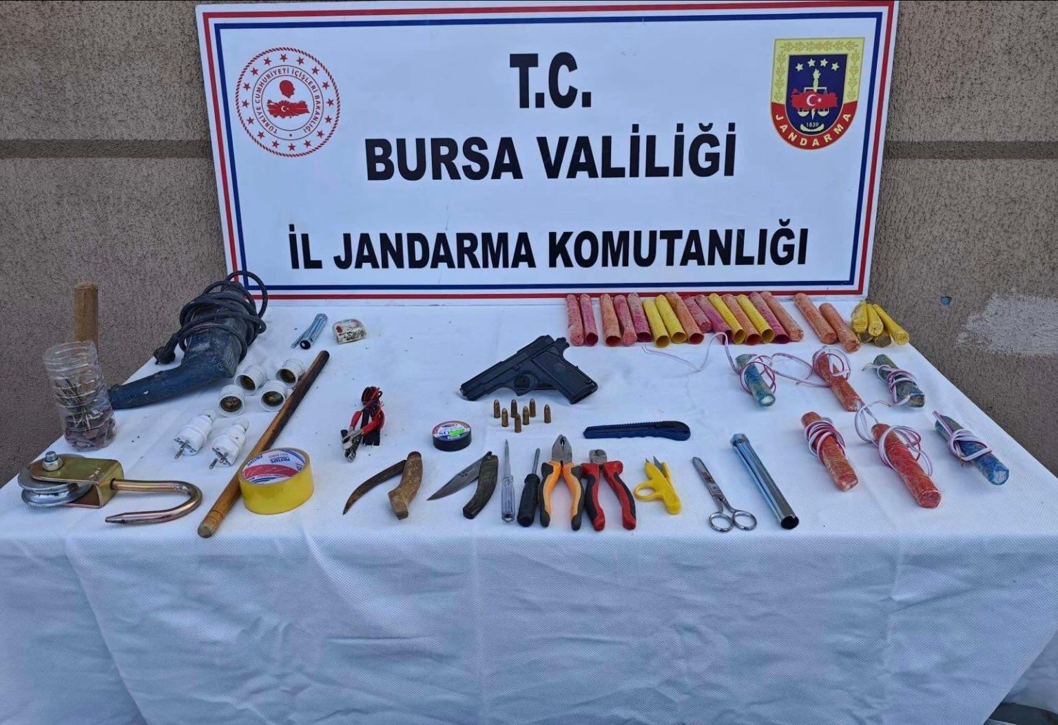 Bursa’nın Kestel ilçesinde kaçak kazı yaptığı belirlenen 9 şüpheli, jandarma