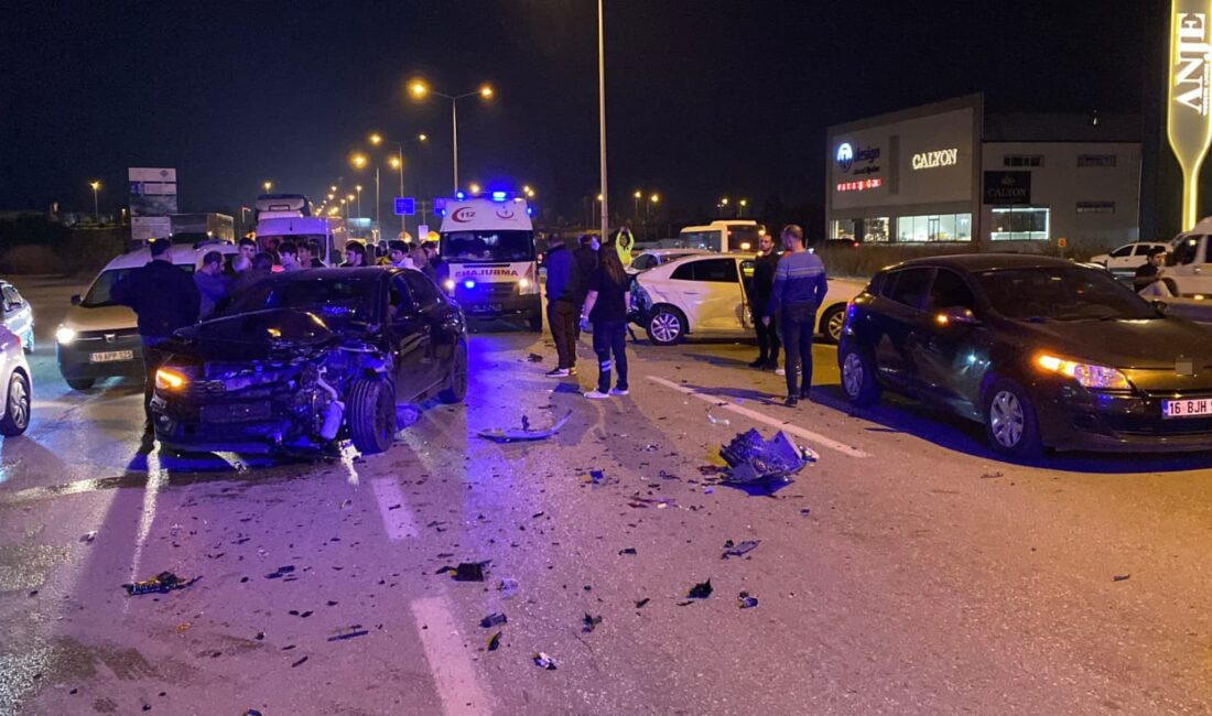 Bursa'nın İnegöl ilçesinde 5 aracın birbirine girdiği zincirleme kazada 3