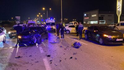 Bursa'nın İnegöl ilçesinde 5 aracın birbirine girdiği zincirleme kazada 3