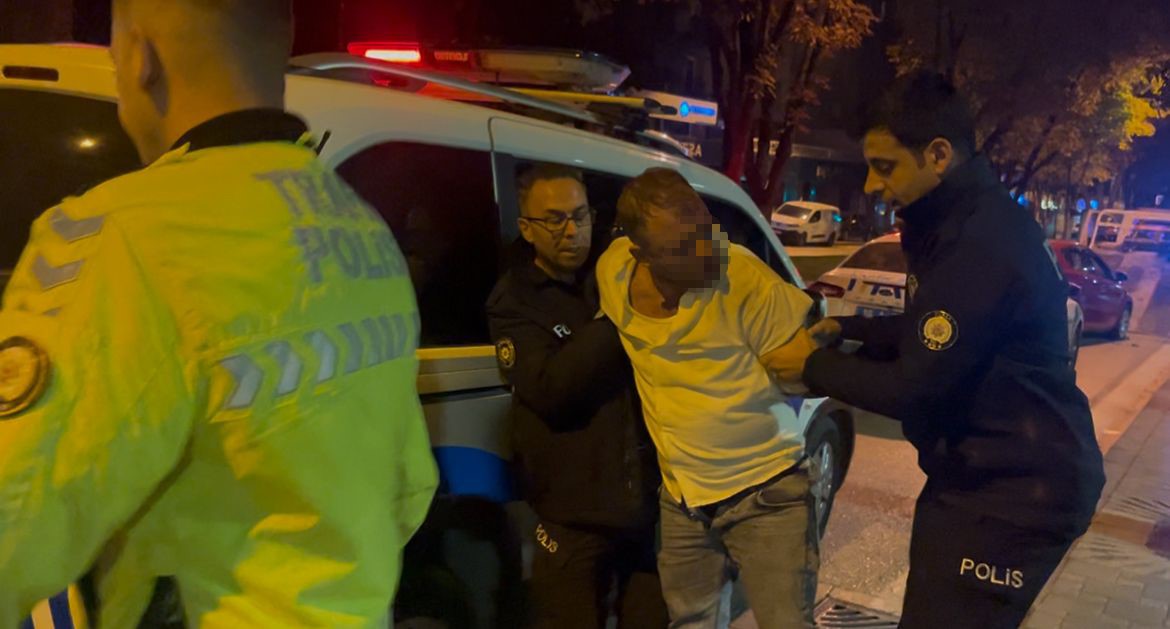 Bursa’nın merkez Osmangazi ilçesinde patlak lastikle kaçmaya çalışan sürücü, hem