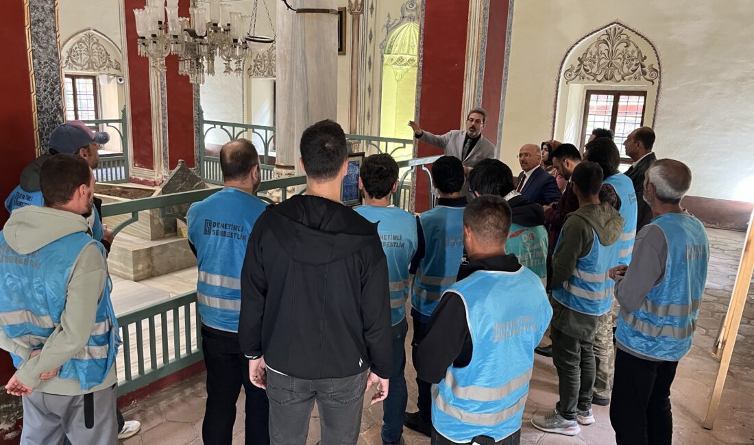 Camiler ve Din Görevlileri Haftası çerçevesinde Muradiye Külliyesi'ni gezen Denetimli