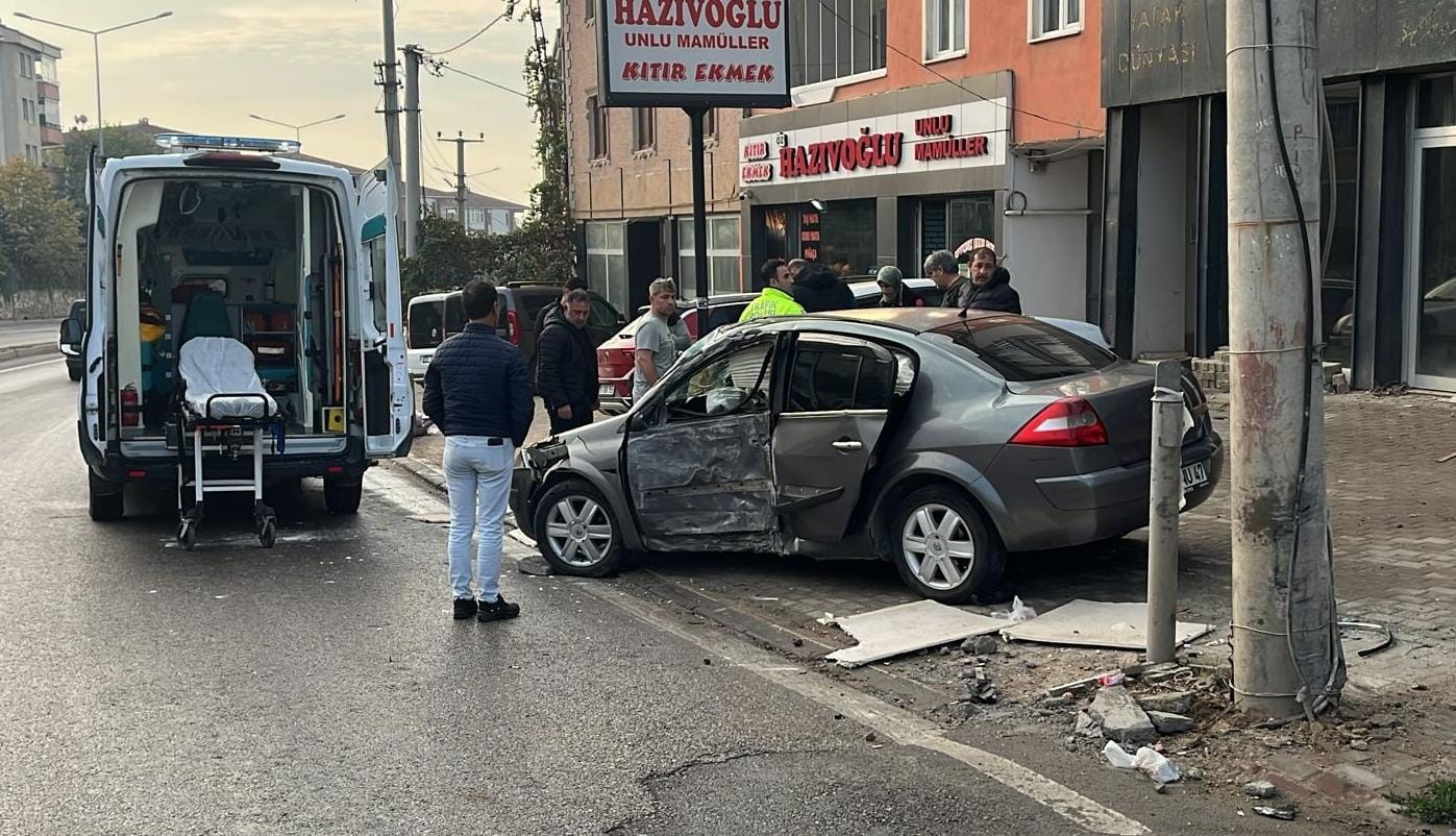 Bursa'nın İnegöl ilçesinde meydana gelen kazada kontrolden çıkan otomobil beton