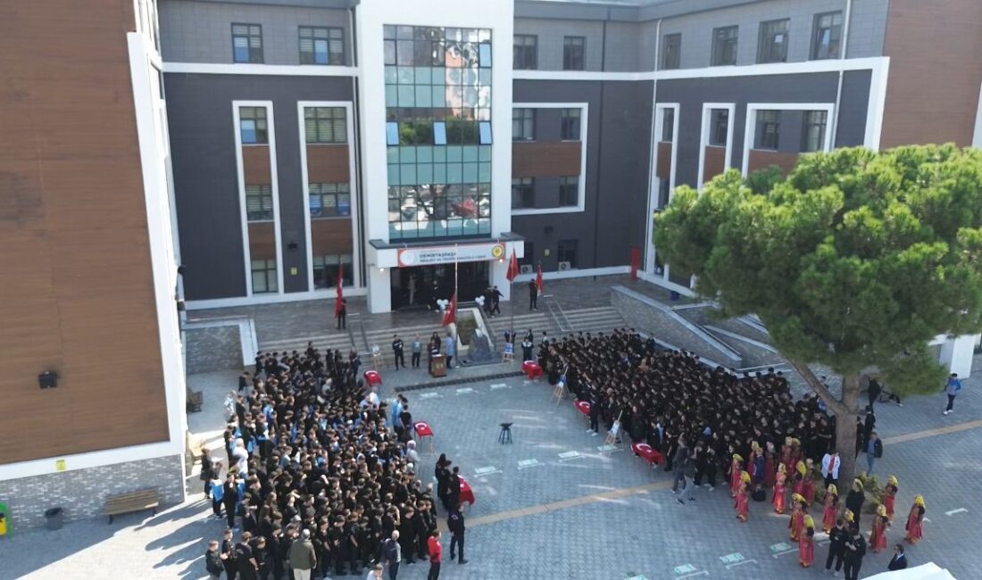 Bursa'da Demirtaşpaşa Mesleki ve Teknik Anadolu Lisesi'nde düzenlenen önlük giyme