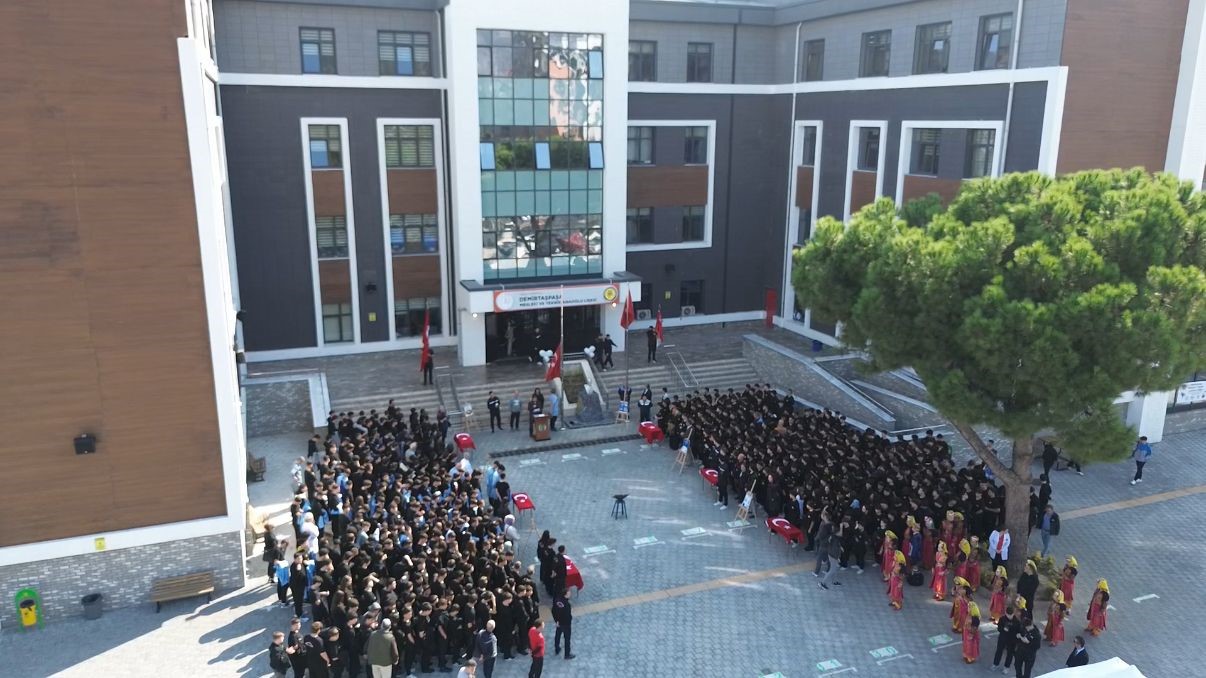 Bursa'da Demirtaşpaşa Mesleki ve Teknik Anadolu Lisesi'nde düzenlenen önlük giyme
