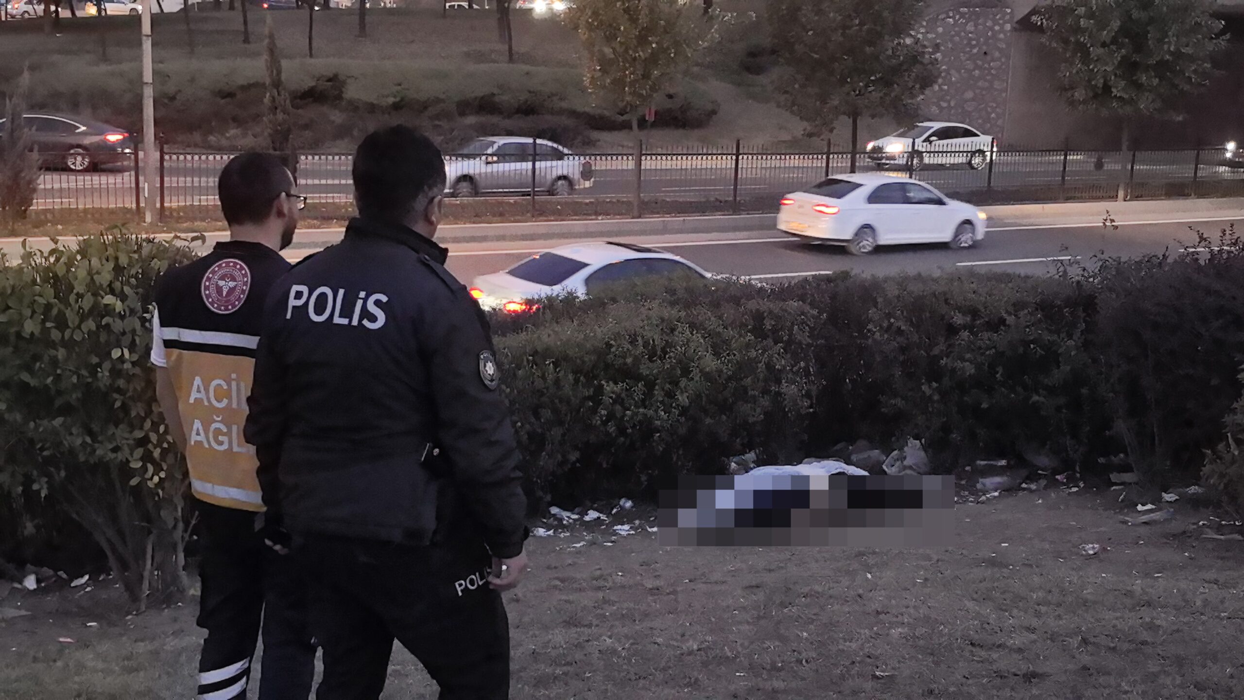 İnegöl ile Alanyurt'u birbirine bağlayan köprülü kavşaktaki yeşil alanda erkek