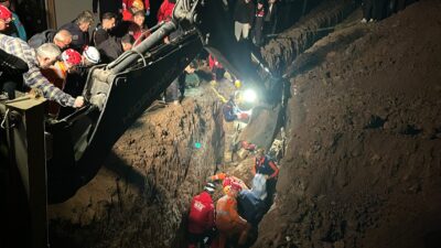 Mudanya’da yeni yaptıkları ev için kanalizasyon çukuru kazan iki kardeş,