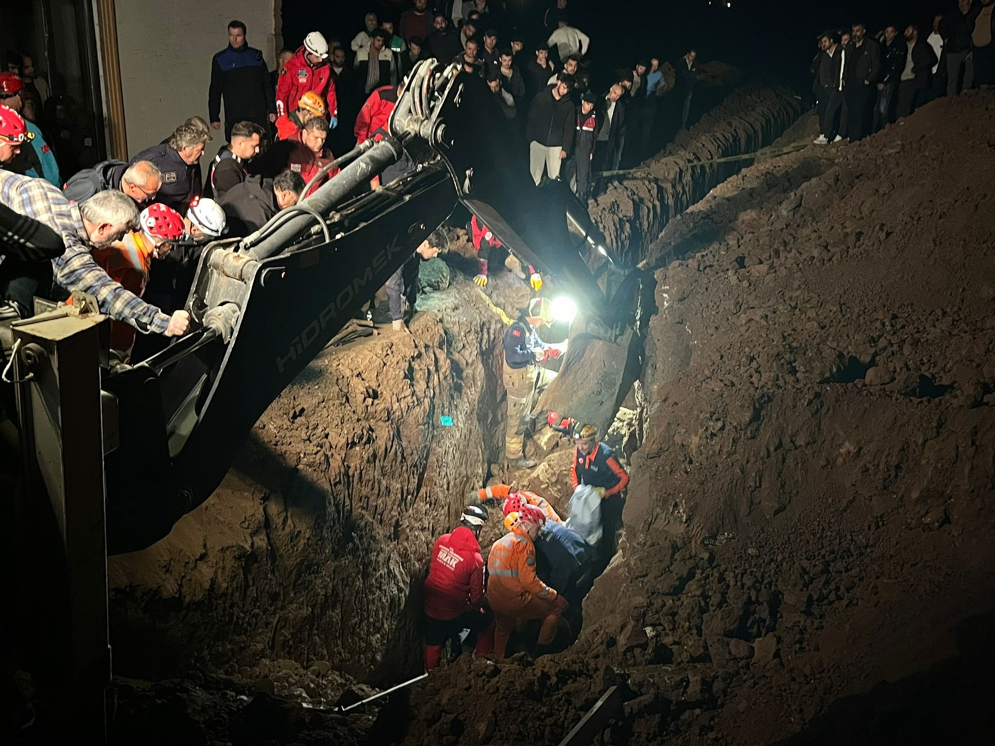 Mudanya’da yeni yaptıkları ev için kanalizasyon çukuru kazan iki kardeş,