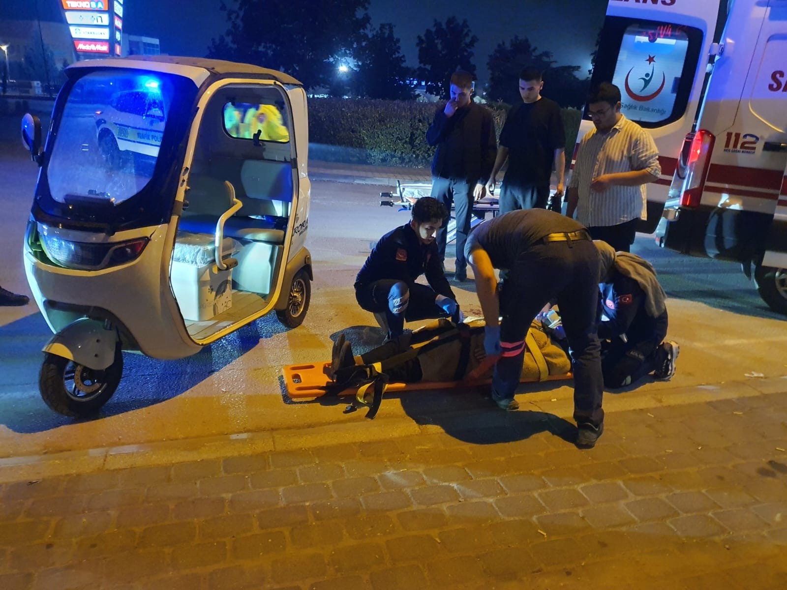 Bursa’nın İnegöl ilçesinde, gece saatlerinde elektrikli treeporter ile tek taraflı