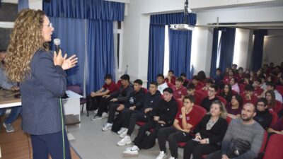 Karacabey Belediyesi, gençlerin afetlere karşı bilinçlenmesi amacıyla eğitim çalışmalarını sürdürüyor.