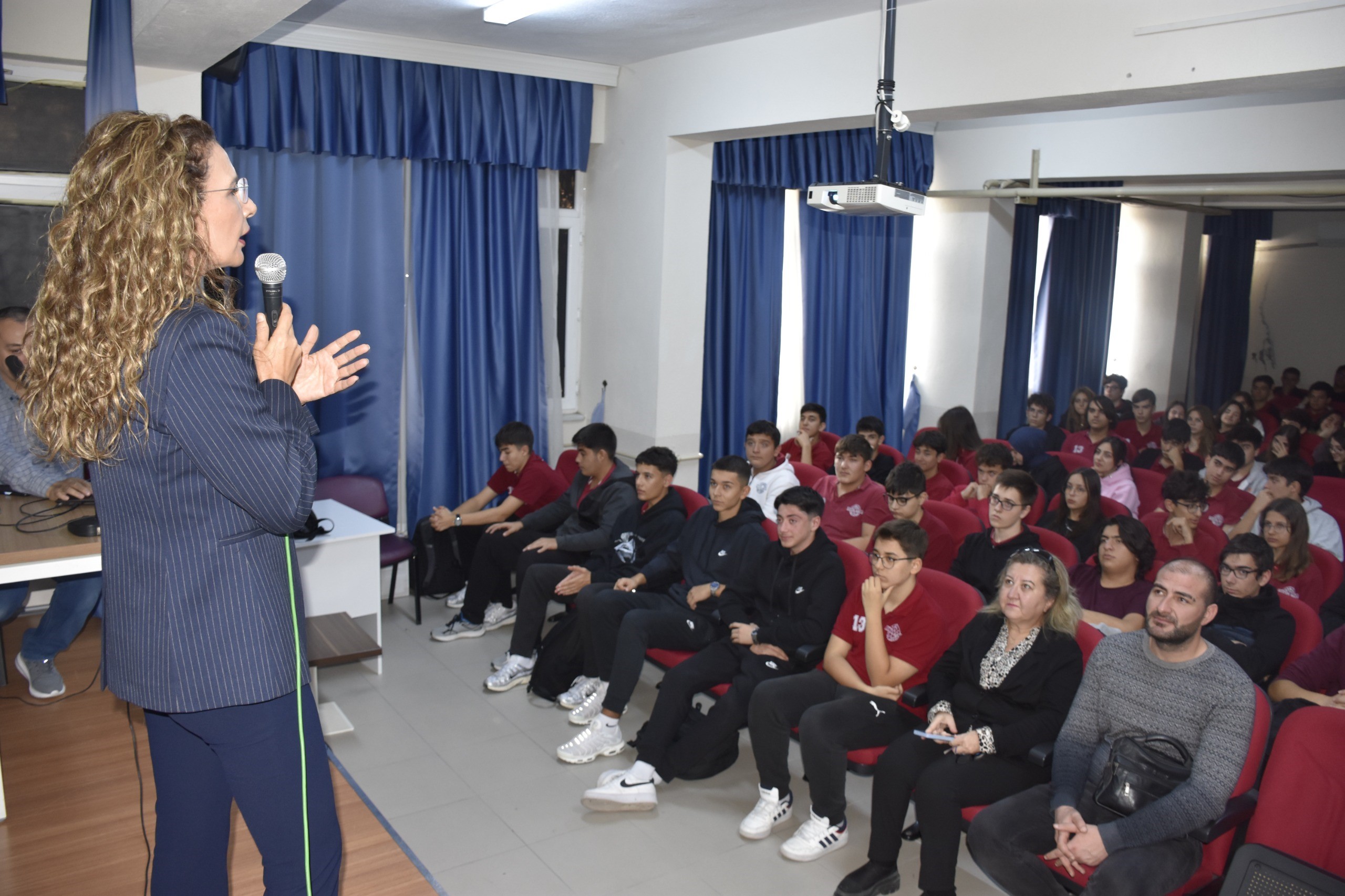 Karacabey Belediyesi, gençlerin afetlere karşı bilinçlenmesi amacıyla eğitim çalışmalarını sürdürüyor.